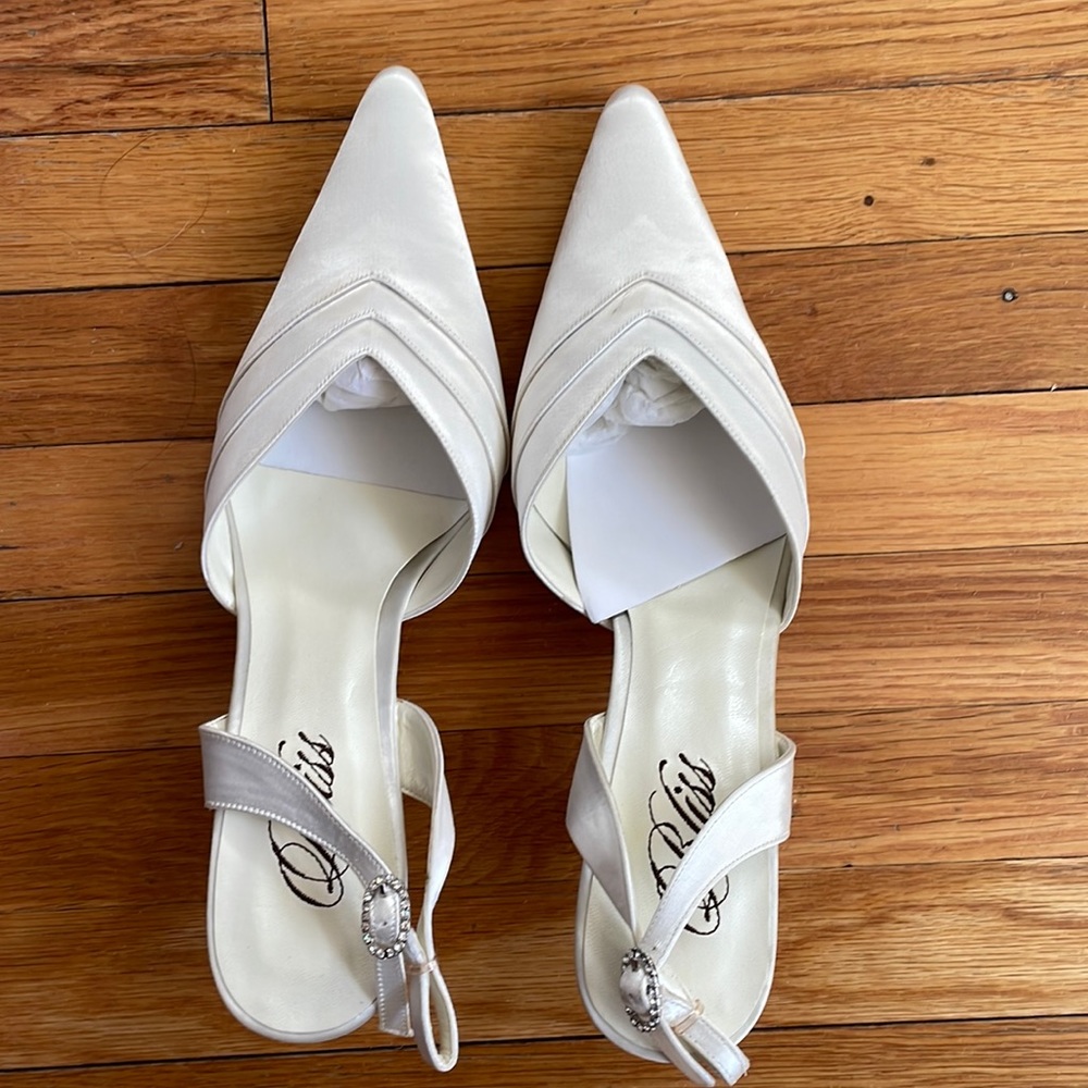 New Bliss Pumps cream color with silver/diamond buckle on straps size 9.5